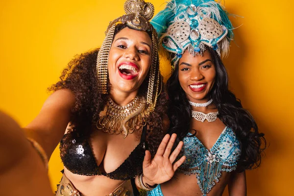 Inquadratura Orizzontale Metà Corpo Due Amici Brasiliani Abiti Carnevale Selfie — Foto Stock