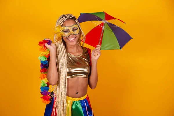 Schöne Schwarze Brasilianerin Karnevalskleidung Maske Gelber Hintergrund Mit Blumenkette — Stockfoto