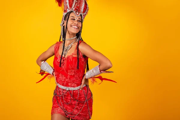 Schöne Schwarze Brasilianerin Mit Roter Karnevalskleidung Hände Auf Hüften Lächelnd — Stockfoto