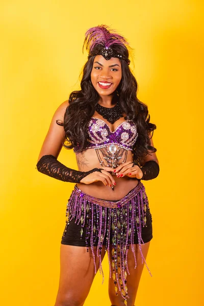 Tiro Vertical Meio Corpo Bela Mulher Brasileira Negra Roupas Carnaval — Fotografia de Stock