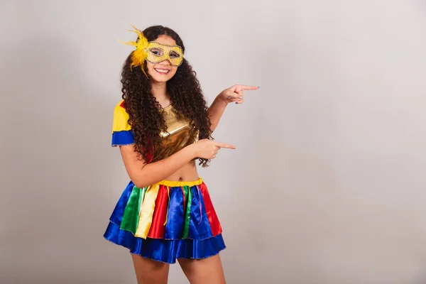 Молодая Девушка Подросток Бразильянка Свободной Одежде Карнавале Тушь Показывая Продукт — стоковое фото