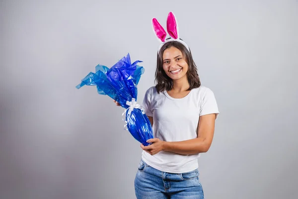 Бразильская Женщина Кроличьими Ушами Пасхальная Счастливо Улыбающаяся Шоколадным Пасхальным Яйцом — стоковое фото