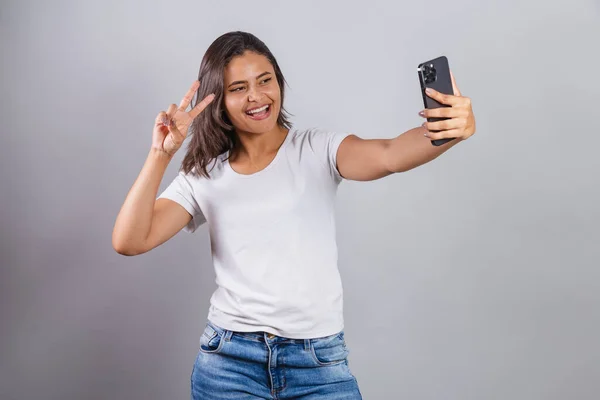 Mulher Brasileira Com Smartphone Tirando Auto Retrato Foto Selfie — Fotografia de Stock