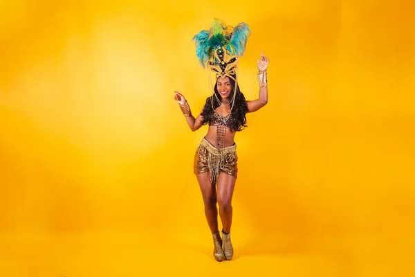 Foto Horizontal Corpo Inteiro Mulher Brasileira Negra Roupas Carnaval Dança — Fotografia de Stock