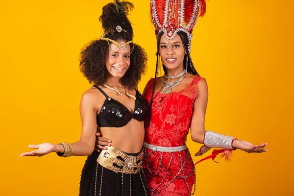 Dwie Brazylijki Przyjaciółki Karnawałowych Ciuchach Otwartymi Ramionami Witamy — Zdjęcie stockowe