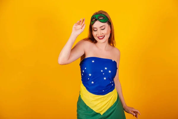 Hermosa Chica Brasileña Pelirroja Ropa Carnaval Hecha Con Bandera Brasil — Foto de Stock