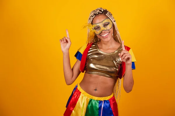 Piękna Czarna Brazylijka Ubrana Karnawał Maskę Żółte Tło Taniec Świętowanie — Zdjęcie stockowe