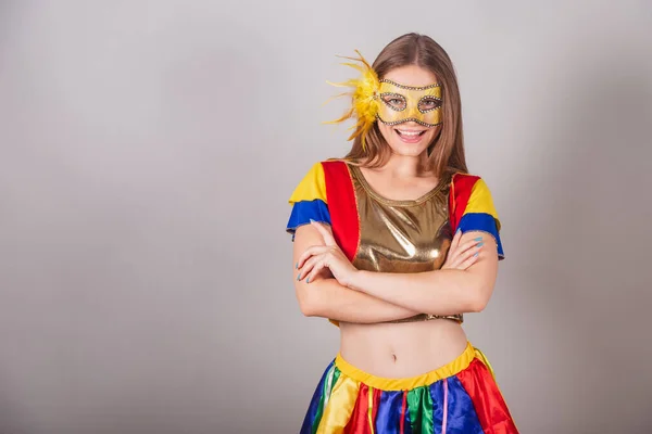 Brezilyalı Sarışın Kadın Frevo Kıyafetler Giymiş Karnaval Maskesi Kolları Çapraz — Stok fotoğraf