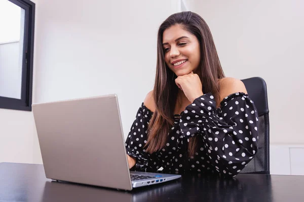 美丽的巴西女人 企业家 在办公室 使用笔记本电脑和智能手机 — 图库照片