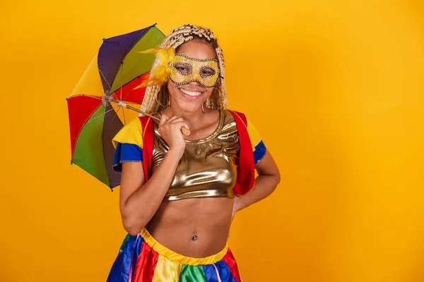 Schöne Schwarze Brasilianerin Karnevalskleidung Maske Gelber Hintergrund Frevo Regenschirm Halten — Stockfoto
