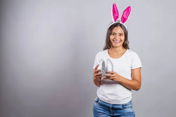 巴西女人 长着小兔子般的耳朵 面带微笑 手里拿着巧克力蛋 — 图库照片