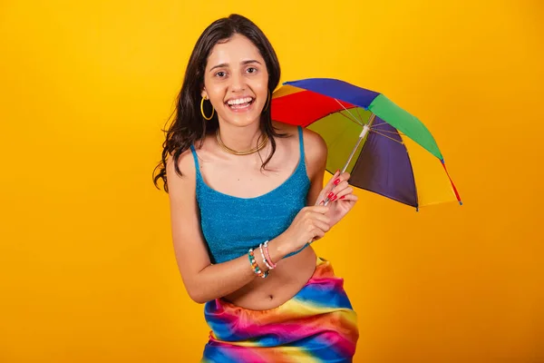 カラフルな傘を持ってカーニバルの服の美しいブラジル人女性 — ストック写真