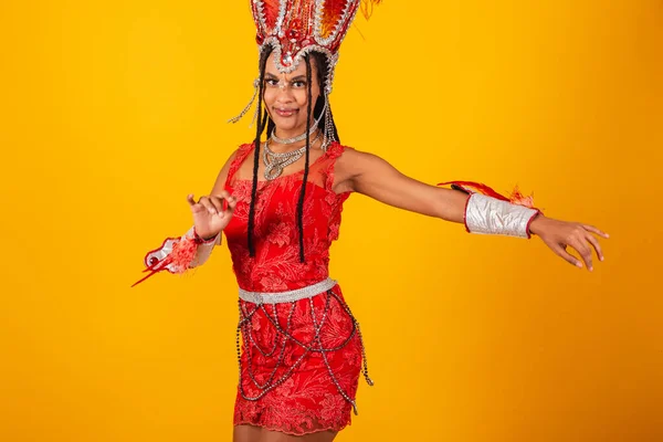 Schöne Schwarze Brasilianerin Mit Roter Karnevalskleidung Tanzen Feiern — Stockfoto