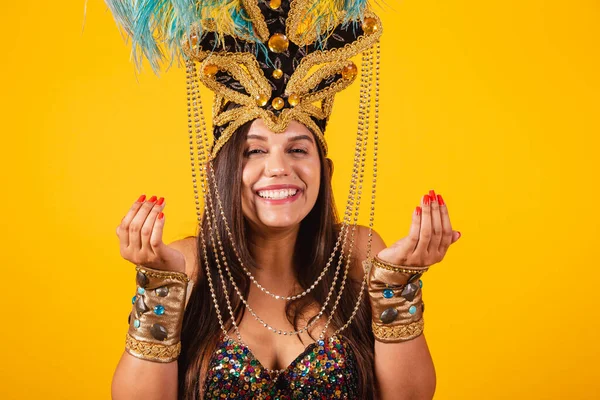 Mooie Braziliaanse Vrouw Gouden Carnavalskleding Draagt Carnavalsdanserskroon Uitnodigen Met Handen — Stockfoto