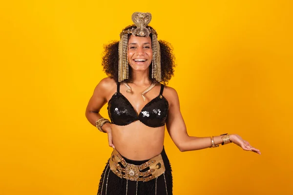 Beautiful Black Brazilian Woman Cleopatra Carnival Clothes Presenting Something — Stock Photo, Image