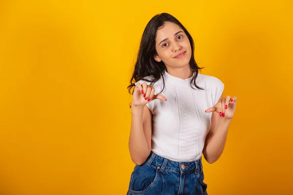 Güzel Brezilyalı Kadın Parmaklarıyla Hoşlanmadığının Işareti — Stok fotoğraf