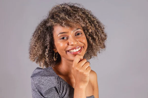 Mujer Negra Brasileña Hermosa Foto Cerca Sonriente Extremadamente Feliz — Foto de Stock