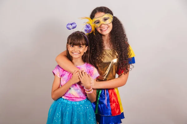 Duas Amigas Brasileiras Vestidas Com Roupas Carnaval Abraçado — Fotografia de Stock