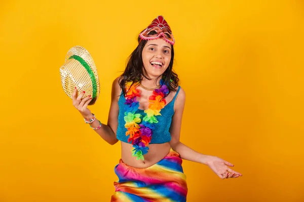 Hermosa Mujer Brasileña Ropa Carnaval Sosteniendo Sombrero — Foto de Stock