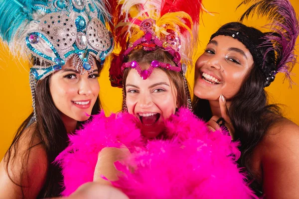 Tři Brazilské Kamarádky Královským Oblečením Školy Samba Karneval Koruna Peří — Stock fotografie