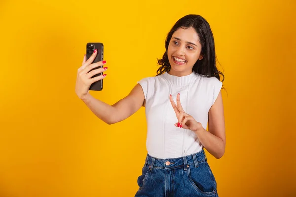 Όμορφη Βραζιλιάνα Γυναίκα Κρατώντας Smartphone Λήψη Αυτο Πορτρέτο Selfie — Φωτογραφία Αρχείου