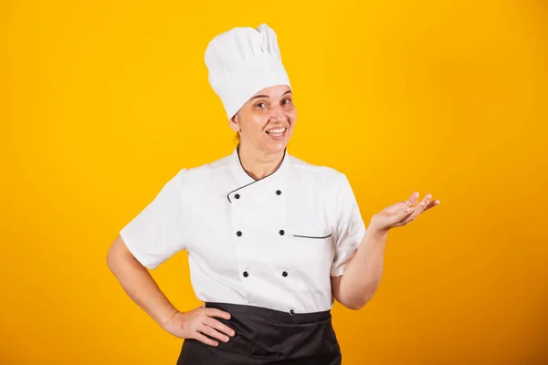 Femme Brésilienne Adulte Chef Maître Gastronomie Cuisiner Présenter Quelque Chose — Photo