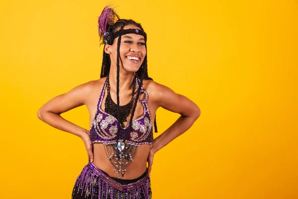 Hermosa Mujer Brasileña Negra Ropa Carnaval Púrpura Las Manos Las —  Fotos de Stock
