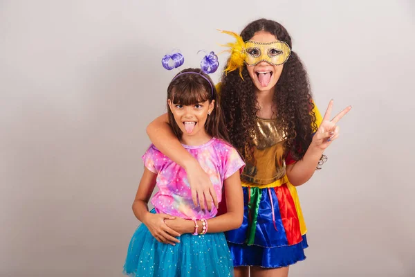 Zwei Befreundete Brasilianerinnen Karnevalskleidung Umarmt Posiert Beim Gemeinsamen Spielen — Stockfoto