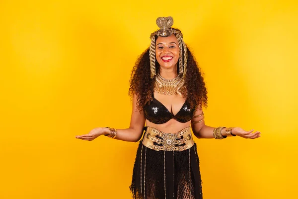 Horizontale Halbkörperaufnahme Einer Schönen Schwarzen Brasilianerin Karnevalskleidung Willkommen — Stockfoto