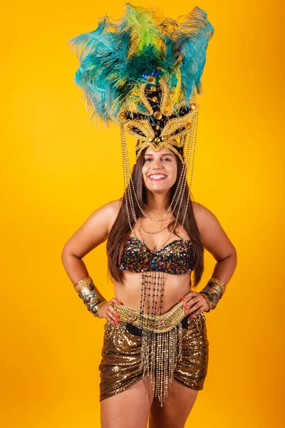 身穿金色狂欢节服装 头戴狂欢节舞蹈羽冠的美丽的巴西女人 垂直照片 — 图库照片