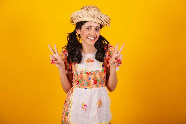 Schöne Brasilianerin Mit Festa Junina Kleidung Zeichen Des Friedens Und — Stockfoto