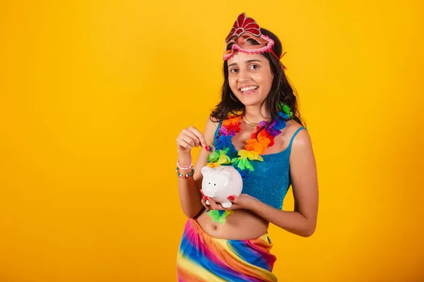 Mooie Braziliaanse Vrouw Carnaval Kleding Houden Spaarvarken Bank Munt — Stockfoto