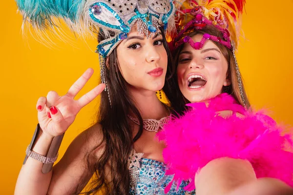 Twee Braziliaanse Vriendinnen Met Koninginnenkleren Van Samba School Carnaval Veren — Stockfoto