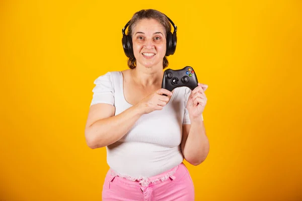 Erwachsene Brasilianerin Mutter Mit Videospielfernbedienung Steuerknüppel Gamer Kopfhörer Benutzen Online — Stockfoto