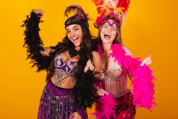 Due Amiche Brasiliane Abiti Carnevale Che Ballano — Foto Stock
