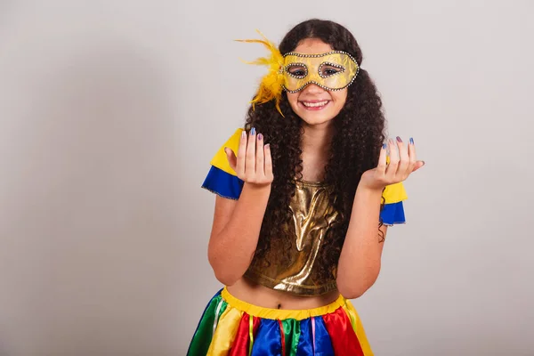Genç Bir Kız Brezilyalı Frevo Elbiseli Karnaval Maske Ellerle Davet — Stok fotoğraf