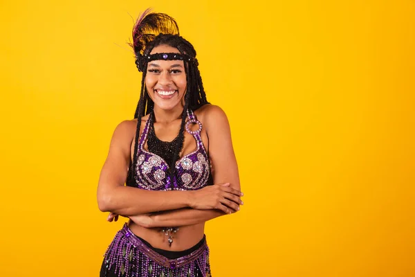 Schöne Schwarze Brasilianerin Mit Lila Karnevalskleidung Die Arme Verschränkt — Stockfoto