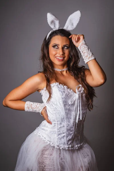 Brasilianerin Mit Hasenkleidern Posieren Für Foto — Stockfoto
