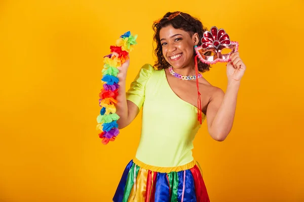 Schöne Afroamerikanische Brasilianerin Karnevalskleidung Mit Blumenkette Und Karnevalsmaske — Stockfoto