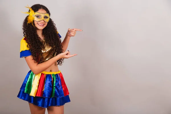 Mladá Dívka Brazilka Frevo Oblečením Karneval Řasenka Ukazující Produkt Boku — Stock fotografie