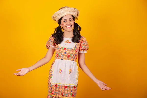 Schöne Brasilianerin Juni Partykleidung Lachend Mit Offenen Armen Willkommen — Stockfoto