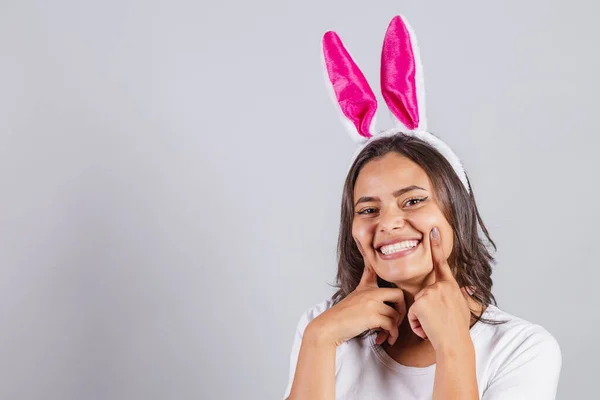 Brezilyalı Kadın Tavşan Kulaklı Paskalya Mutlu Bir Şekilde Gülümsüyor Vay — Stok fotoğraf