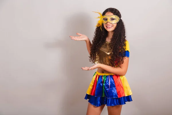 Młoda Nastolatka Brazylijka Frevo Ubraniami Karnawał Tusz Rzęs Pokazujący Produkt — Zdjęcie stockowe
