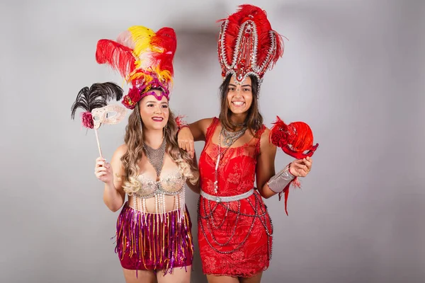 Horizontale Halbkörperaufnahme Zweier Brasilianischer Freunde Karnevalskostümen Posiert Für Foto — Stockfoto