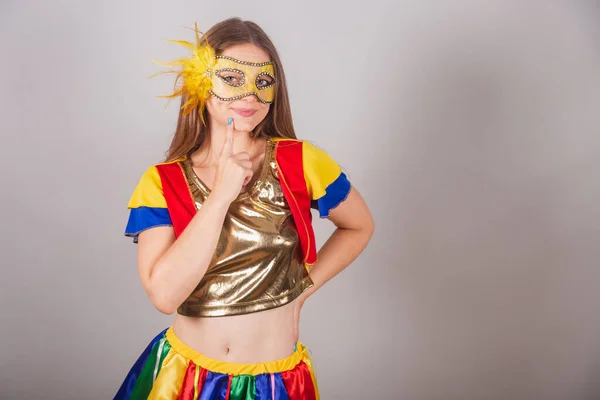 Brezilyalı Sarışın Kadın Frevo Kıyafetler Giymiş Karnaval Maskesi Takmış Düşünüyor — Stok fotoğraf