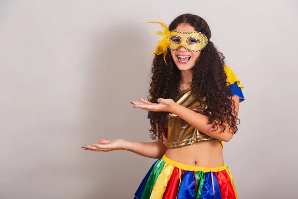 Jong Tienermeisje Braziliaans Met Frevo Kleren Carnaval Mascara Met Product — Stockfoto