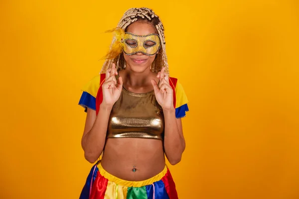 Schöne Schwarze Brasilianerin Karnevalskleidung Maske Gelber Hintergrund Daumen Drücken Wünschen — Stockfoto