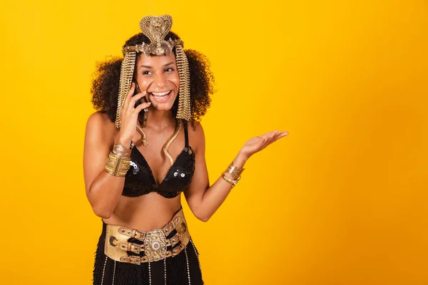 Kleopatra Karnaval Kıyafetleri Içinde Güzel Siyah Brezilyalı Kadın Akıllı Telefonla — Stok fotoğraf