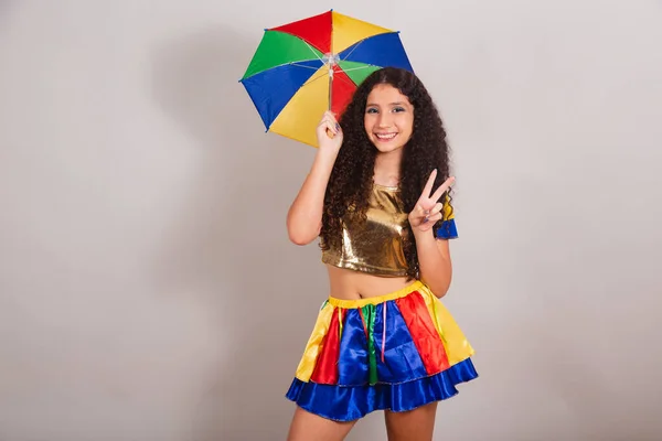 Mladá Dívka Brazilka Frevo Oblečením Karneval Deštníkem Znamení Míru Lásky — Stock fotografie
