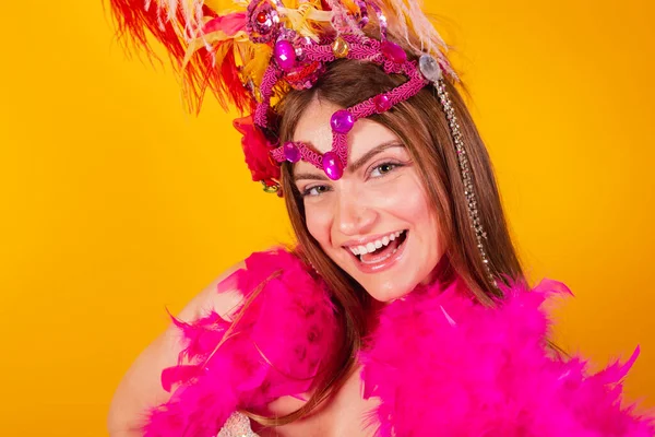 美丽的金发碧眼的女人 穿着桑巴学校的皇后服装 狂欢节 羽毛冠 采取自我 — 图库照片